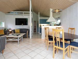 ein Esszimmer und ein Wohnzimmer mit einem Tisch und Stühlen in der Unterkunft 6 person holiday home in Pr st in Præstø