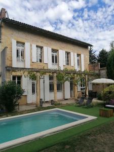 uma casa com uma piscina em frente em I love Bergerac em Bergerac