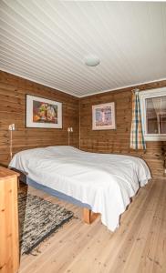 Four-Bedroom Cottage In Sirdal房間的床
