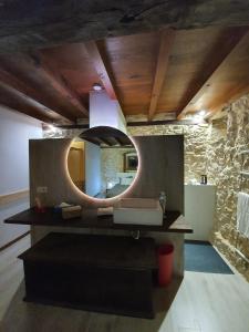łazienka z umywalką i lustrem w obiekcie CASA RURAL PALACIO LOS LABREQUINES w mieście Villacomparada de Rueda +37 zdjęć