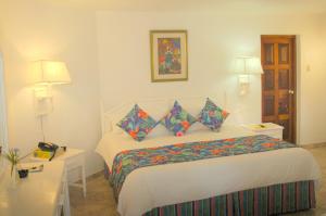 Una cama o camas en una habitación de Negril Treehouse Resort