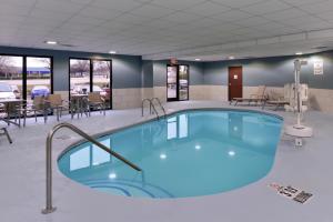 Swimming pool sa o malapit sa Holiday Inn Express & Suites Raleigh NE - Medical Ctr Area, an IHG Hotel