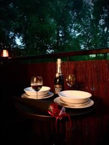 una mesa con dos copas y una botella de vino en Apartament Joanna, en Poronin