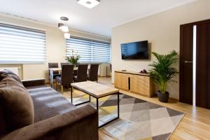 salon z kanapą i stołem w obiekcie Hotel CONRAD Comfort w Krakowie +37 zdjęć