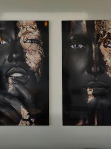 dos carteles de una mujer negra en Marbella GOLF & SEA LODGE, en Estepona