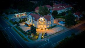 uma vista superior de uma casa grande à noite em Hotel Onyx em Gubin