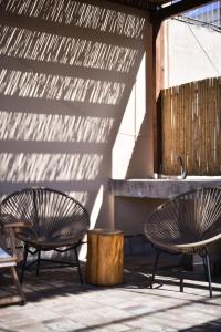 2 sillas y un lavabo en el patio en Kolonaki Boutique Apartments by Olala Homes en Athens