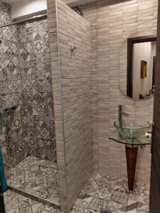 y baño con lavabo de cristal y ducha. en Mama's Cozy Room 3, en Kalambaka 16 fotos más