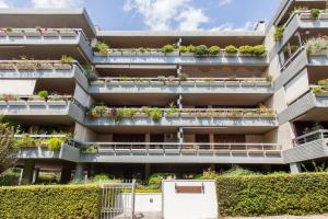 un edificio de apartamentos con plantas en los balcones en Delux Apartment with Amazing Balcony!, en Atenas