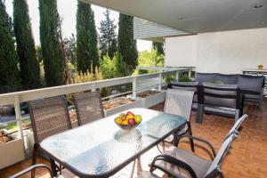 una mesa y sillas en un patio con un bol de fruta en Delux Apartment with Amazing Balcony!, en Atenas