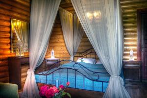 Schlafzimmer mit einem Bett mit Vorhängen und Blumen in der Unterkunft To Xilino Chorio in Ángistron