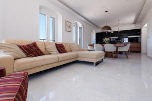 ein Wohnzimmer mit einem Sofa und einem Esszimmer in der Unterkunft LUXURY APARTMENt DRAGA in Split