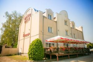 a building with flowers in front of it at Hotel Onyx in Gubin