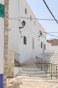 a group of stairs in front of a white building at Casa Rural Vamos Allá in Campo de Criptana