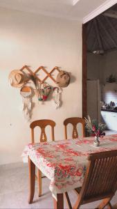 Il dispose d'une cuisine et d'une table à manger avec une table et des chaises. dans l'établissement Villa Pondok Joglo, à Yogyakarta