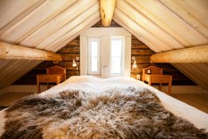 Postel nebo postele na pokoji v ubytování Hugsnäset Semesterstugor och Fiske