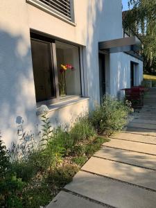 ein Haus mit einem Fenster mit einer Blumenvase darin in der Unterkunft F80-Die FEINE Ferienwohnung in Regensburg