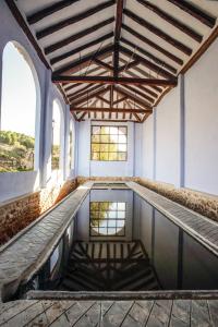 una habitación vacía con una piscina de agua en un edificio en Casa Rural El Morral, en La Mata de los Olmos