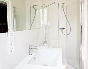 A bathroom at Broz Hostel
