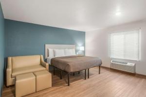 WoodSpring Suites Atlanta McDonough tesisinde bir odada yatak veya yataklar