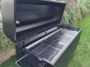 a black barbecue grill sitting in the grass at Sweet Home Sarstedt in Sarstedt