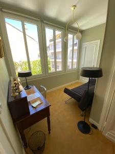 Cette chambre dispose d'un bureau, d'une chaise et de fenêtres. dans l'établissement La Villa Desvaux de Marigny, à Bordeaux
