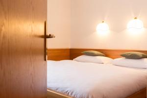 A bed or beds in a room at Appartement Strobl