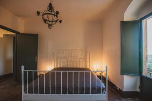 Un pat sau paturi într-o cameră la Casale 1818 Resort