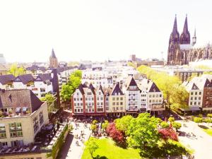 una vista aérea de una ciudad con edificios en Hotel Kunibert der Fiese - Superior, en Colonia