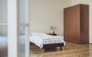 Postel nebo postele na pokoji v ubytování Cybulskiego Guest Rooms