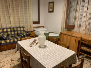 una sala de estar con una mesa con un jarrón. en CASA VACANZE LINA, en San Mauro Castelverde