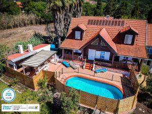 uma vista aérea de uma casa com piscina em Quinta da Paz em Sintra
