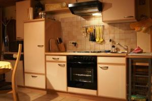 博倫多夫的住宿－Ferienwohnung Haus Bonny, Bollendorf，厨房配有炉灶和冰箱。