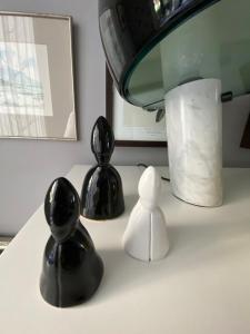 une lampe noire et blanche et un miroir sur une table dans l'établissement La Villa Desvaux de Marigny, à Bordeaux