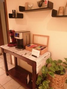 - une table avec une cafetière et une boîte dans l'établissement Hotel Princess, à Rodenbach