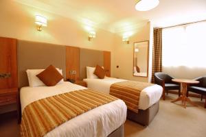 Llit o llits en una habitació de Castle Hotel