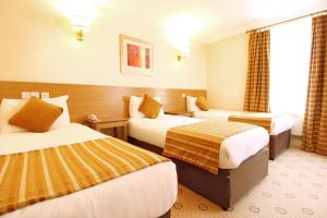 Uma cama ou camas num quarto em Castle Hotel