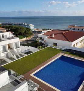 een luchtzicht op een huis met een zwembad bij "Villa Sun View over the Sea" - B in Albufeira