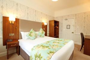 Uma cama ou camas num quarto em Castle Hotel