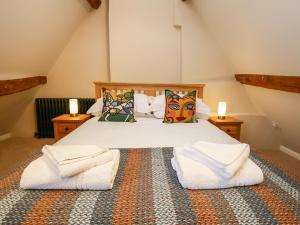 Llit o llits en una habitació de Shifford Manor Farm