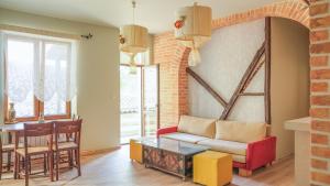 The Sunny Guest House of Veliko Turnovo في فيليكو ترنوفو: غرفة معيشة مع أريكة وطاولة