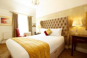 Uma cama ou camas num quarto em Castle Hotel