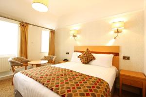 Uma cama ou camas num quarto em Castle Hotel
