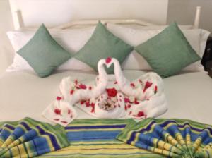 Una cama o camas en una habitación de Negril Treehouse Resort