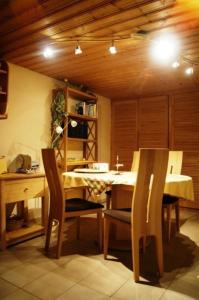 博倫多夫的住宿－Ferienwohnung Haus Bonny, Bollendorf，用餐室配有桌子、两把椅子、桌子和椅子