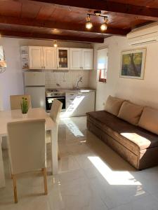 Kuchyň nebo kuchyňský kout v ubytování Holiday Home Dorina