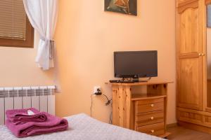 A television and/or entertainment centre at The Sunny Guest House of Veliko Turnovo