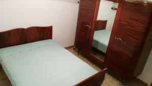 Ένα ή περισσότερα κρεβάτια σε δωμάτιο στο Grande maison déco vintage près de belles plages