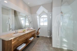 Kúpeľňa v ubytovaní Hotel Eden Rock + 37 fotografií