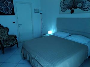 マーリエにあるB&B Salento il VianDanteのベッドルーム1室(ベッド1台、青い照明付)